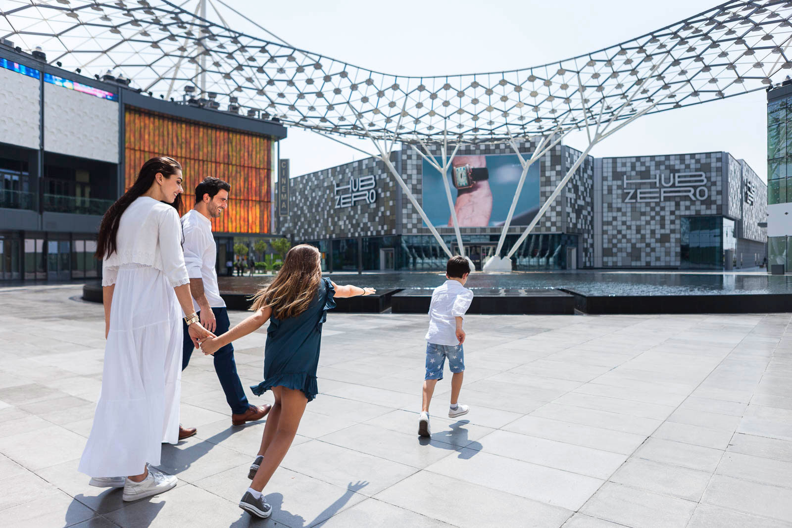 Visa-Meraas Walk 03, Photo by Milo | Photographer